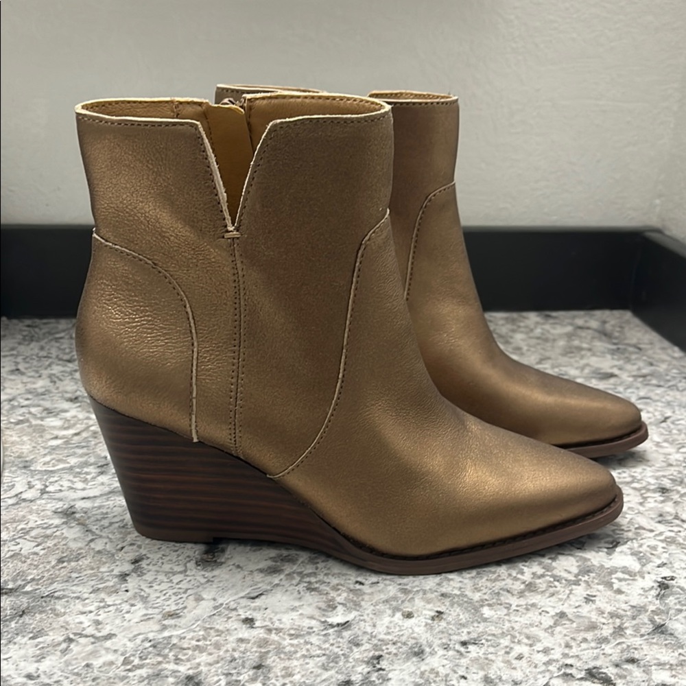 Crown Vintage- sz 6 Gold Wedge Ankle Boots